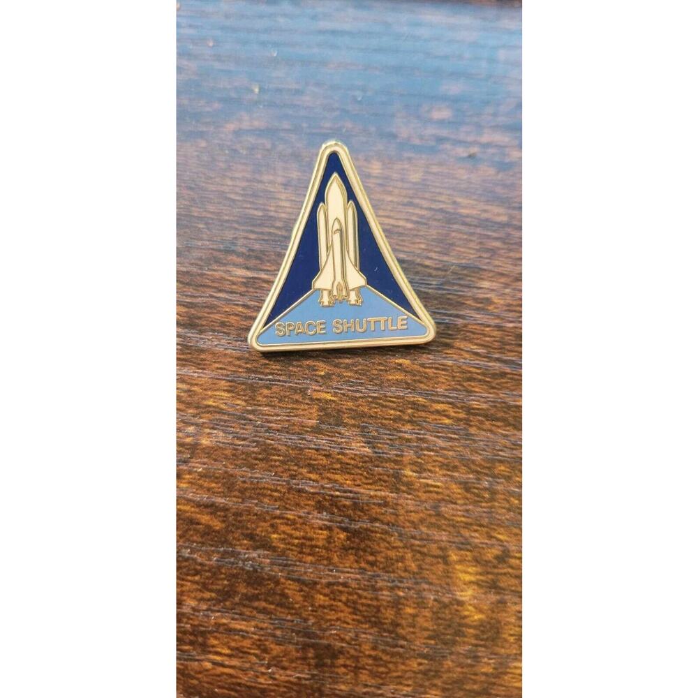 Space Shuttle trading pin